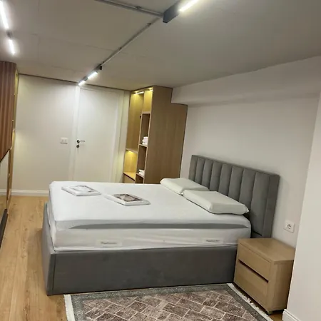 Golden Cozy Apartment